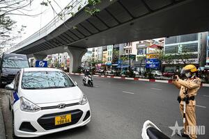 Xử lý hàng loạt tài xế ô tô dừng đỗ xe sai quy định