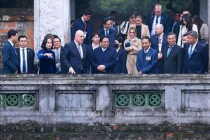 Thủ tướng Phạm Minh Chính và Thủ tướng New Zealand thăm Văn Miếu-Quốc Tử Giám