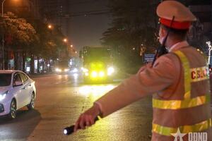 Hà Nội: Tăng cường xử lý ô tô lắp thêm đèn siêu sáng
