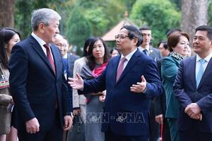 Thủ tướng Phạm Minh Chính và Thủ tướng Kyrgyzstan Adylbek Kasymaliev thăm Khu di tích Chủ tịch Hồ Chí Minh