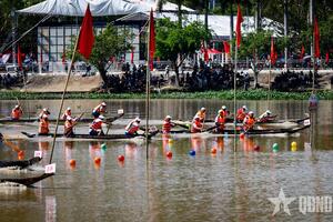 Sôi động đua thuyền độc mộc trên hồ Lắk