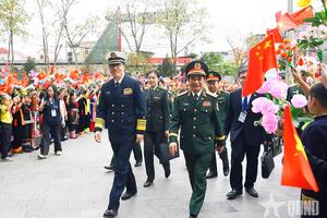 Bộ trưởng Phan Văn Giang hội đàm với Bộ trưởng Đổng Quân