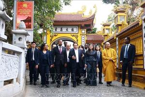 Thủ tướng Phạm Minh Chính cùng Thủ tướng Ethiopia Abiy Ahmed Ali thăm chùa Trấn Quốc