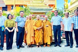Trung tướng Lê Hồng Nam và đoàn công tác tri ân các tấm gương tiêu biểu của TP. Hồ Chí Minh
