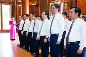 Đoàn đại biểu tỉnh Nghệ An, Thanh Hóa tưởng niệm Chủ tịch Hồ Chí Minh