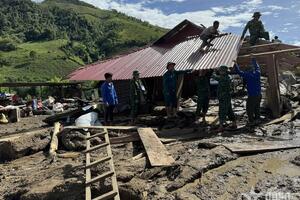 Nỗ lực giúp dân khắc phục hậu quả lũ quét