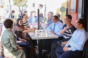 Thủ tướng Phạm Minh Chính thăm gia đình người Việt Nam tại Pháp