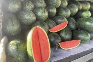 Dưa hấu được mùa, bán rẻ như cho