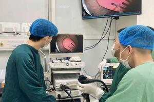 Gắp thành công kẹp tóc dài 5cm khỏi dạ dày bé gái 21 tháng tuổi