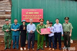 Công an xã Quảng Trực giúp dân xóa nhà tạm