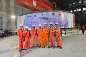 Những hình ảnh đầu tiên hạ Rotor tổ máy số 1 Thủy điện Hòa Bình mở rộng