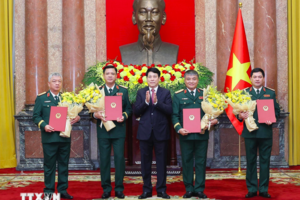Chủ tịch nước Lương Cường trao quyết định thăng quân hàm cho sỹ quan quân đội, công an