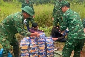 Bắt giữ hai đối tượng vận chuyển hơn 200kg pháo qua biên giới