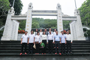 Thứ trưởng Phan Thị Thắng dâng hương tại Ngã ba Đồng Lộc (Hà Tĩnh)