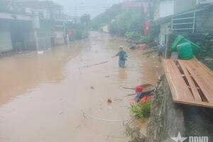 Lũ lên quá nhanh, xã Mường Xén, tỉnh Nghệ An chìm trong biển nước