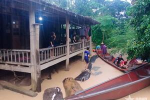 Nghệ An: Giải cứu thành công 5 người dân mắc kẹt giữa dòng nước lũ