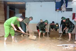 Phó thủ tướng Mai Văn Chính động viên nhân dân vùng ngập lụt tỉnh Nghệ An