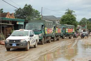 Cảnh sát cơ động giúp dân khắc phục hậu quả do ảnh hưởng của cơn bão số 3