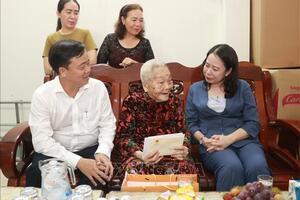 Phó chủ tịch nước Võ Thị Ánh Xuân thăm, tặng quà các gia đình chính sách