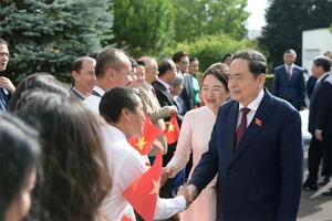 Chủ tịch Quốc hội thăm cơ quan đại diện Việt Nam, gặp gỡ cộng đồng người Việt Nam tại Thụy Sĩ