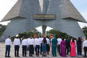 Lào Cai: Dâng hương tưởng nhớ Chủ tịch Hồ Chí Minh và các Anh hùng liệt sĩ