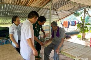 Thành lập Trạm y tế dã chiến ở vùng lũ Nghệ An