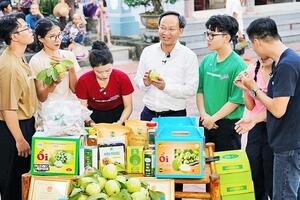 Thấy gì qua hình ảnh Phó Chủ tịch tỉnh Bắc Ninh livestream bán nông sản?