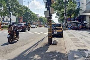 Những cột điện án ngữ lòng đường