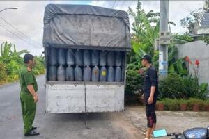 Vĩnh Long: Phát hiện hơn 13 tấn dầu ăn thải chuẩn bị đưa ra thị trường