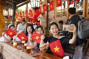 Giới trẻ hòa chung không khí ngày hội non sông