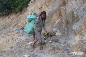 Nghệ An: Người dân bất chấp nguy hiểm vận chuyển nhu yếu phẩm về bản biên giới