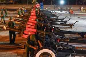15 khẩu pháo lễ 105 mm tập kết tại sân vận động Mỹ Đình