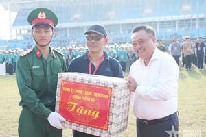 Chủ tịch thành phố Hà Nội thăm, tặng quà khối diễu binh, diễu hành A80