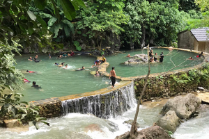 Thương mại, dịch vụ mở lối thoát nghèo cho bà con Mường Chiên