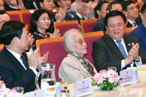 Nguyên Phó chủ tịch nước Nguyễn Thị Bình nhận danh hiệu “Anh hùng Lao động”