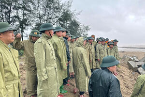 Bão số 5 áp sát khiến Hà Tĩnh mưa trắng trời, cây cối gãy đổ