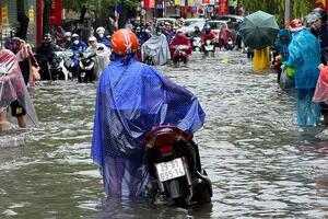 Hà Nội: Mưa lớn suốt đêm, ngập lụt nhiều tuyến đường