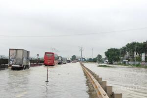 Thanh Hóa: Quốc lộ 1A nhiều đoạn ngập sâu, xe máy 'quá giang' xe tải để vượt qua