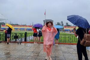 Người dân ‘đội mưa’ chờ xem sơ duyệt diễu binh, áo mưa ‘lên ngôi’