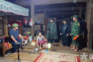 Xuyên đêm di dời dân tránh sạt lở tại xã Châu Khê