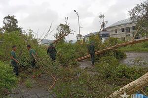Tích cực giúp đỡ nhân dân khắc phục hậu quả sau bão số 5