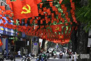 Đường phố ngập tràn cờ hoa