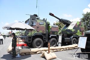 Cặp đôi pháo tự hành bánh lốp của Việt Nam tại Triển lãm thành tựu đất nước