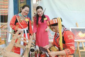 Thổ cẩm Pà Thẻn từ My Bắc vươn mình ra thế giới