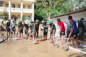 Bộ đội giúp sức hồi sinh những mái trường vùng lũ