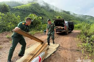 LLVT tỉnh Điện Biên làm nhà giúp bà con vùng lũ