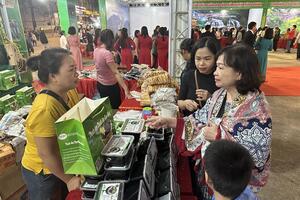 Phiên chợ Cao Bằng: Đưa nông sản vùng dân tộc thiểu số ra thị trường