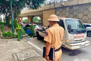 Hà Nội: Xử lý loạt xe dừng đỗ sai quy định trên đường Nguyễn Trạc