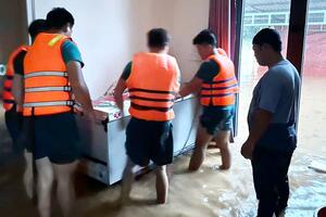 Bình An (Đồng Nai): Mưa ngập đến thắt lưng, bộ đội, dân quân xã khẩn trương giúp dân