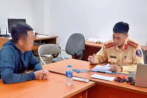 Xử phạt tài xế xe tải vượt đèn đỏ trên Quốc lộ 32